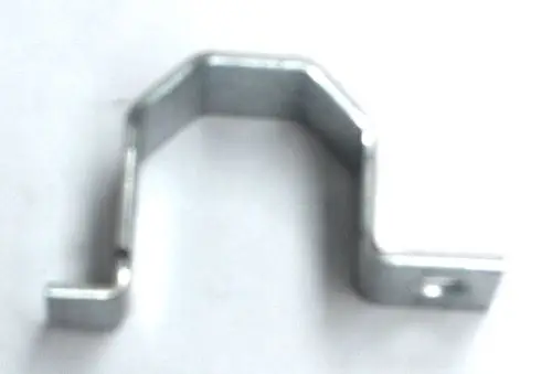 Metallene Rohrschelle mit einem gebogenen Design, gefertigt für die Befestigung von Rohren, geeignet für Anwendungen mit Daikin-Produkten.